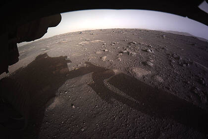 Марсоход отправил ученым «селфи» и первые цветные снимки с Красной планеты