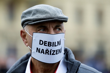 Жителей Чехии заставили ходить в двух масках
