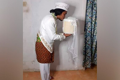 Мужчина сыграл свадьбу с рисоваркой