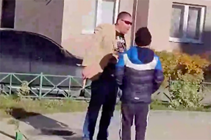 Россиянин с молотком угрожал ребенку на детской площадке и попал на видео