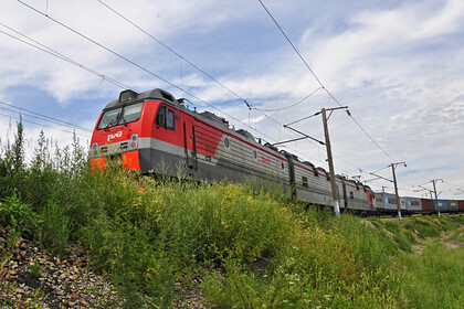 В российском регионе на переезде столкнулись пассажирский поезд и грузовик