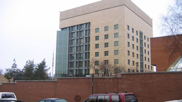 Морпехи США принесли украденный в Москве рюкзак в американское посольство