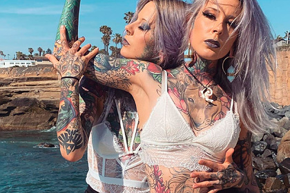 Сестры-близнецы полностью покрыли друг друга татуировками и прославились в сети