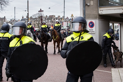 В Нидерландах протестующие пострадали от выстрелов полиции