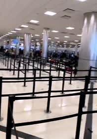 Хаос в аэропорту из-за случайного выстрела попал на видео