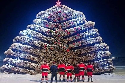 В российском регионе построили новогоднюю елку из трех тысяч бревен