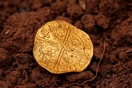 Кладоискатель нашел редчайшую золотую монету и продал ее за 68 миллионов рублей