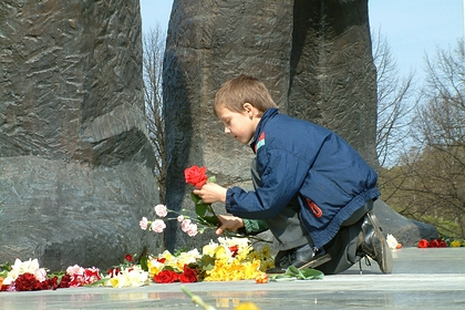 Рижане принесли новые цветы к памятнику Освободителям взамен убранных трактором