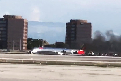 Самолет загорелся во время посадки в американском аэропорту