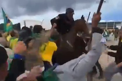 Протестующие в Бразилии скинули полицейского с коня и избили палками