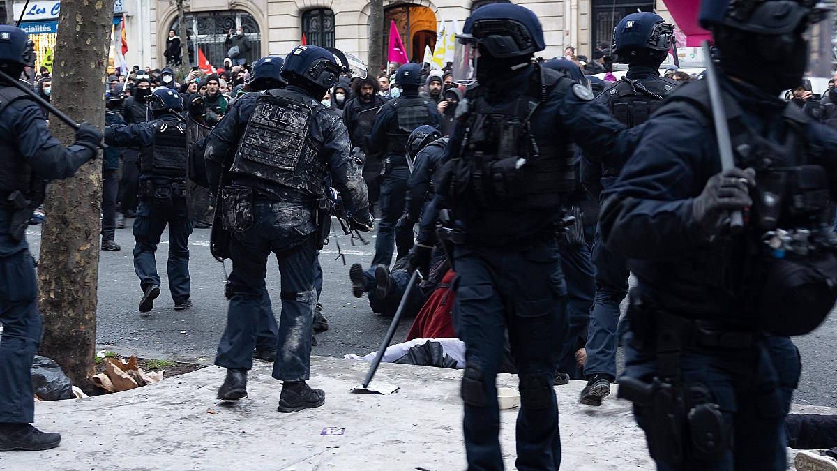 В Париже 55 человек задержали на акциях протеста против пенсионной реформы