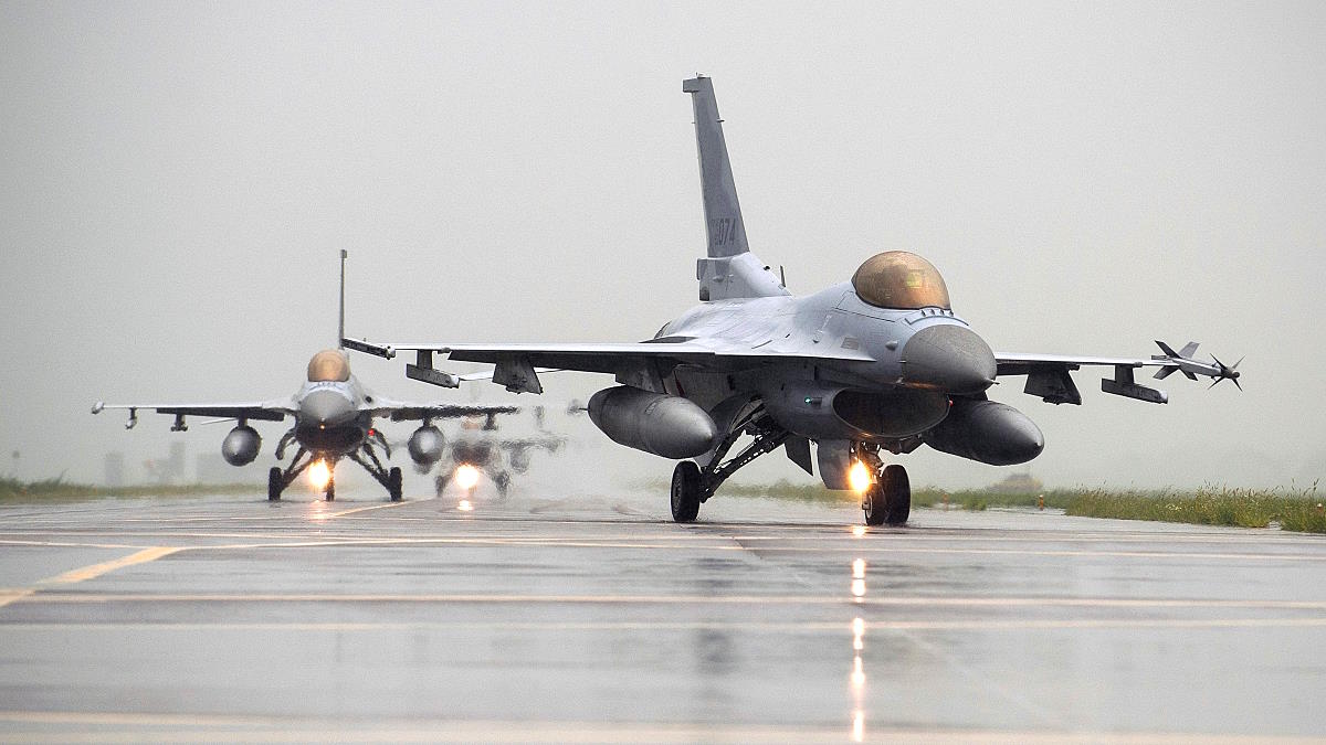 Украина отобрала десятки пилотов для обучения на F-16
