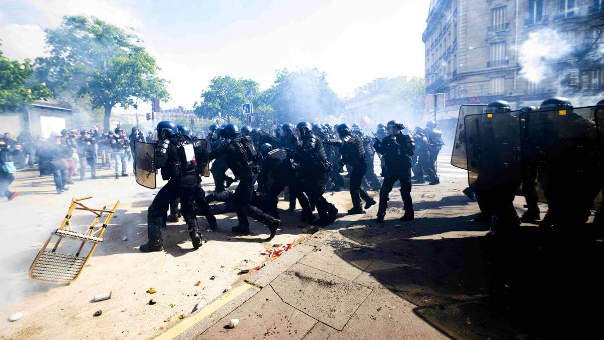 На акциях протеста во Франции пострадали больше 100 полицейских