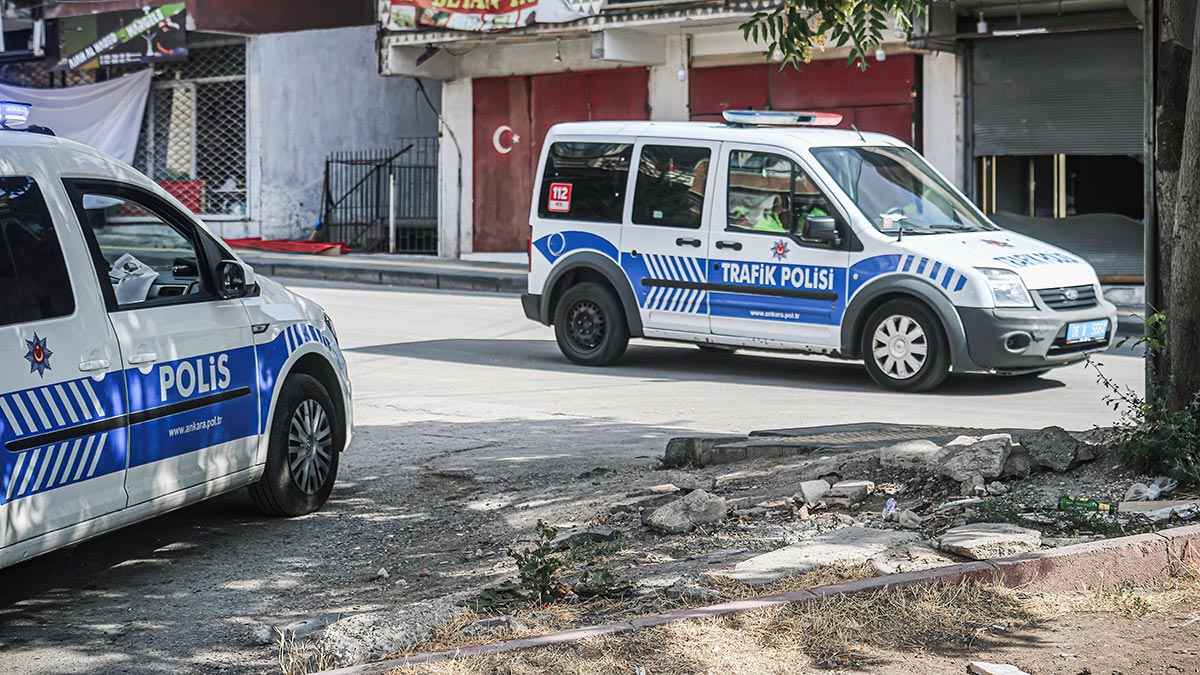 Пять человек погибли в перестрелке в Измире, двое ранены
