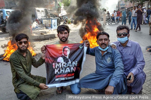 В мире: Пролетарский бунт поставил ядерную державу Пакистан на грань гражданской войны