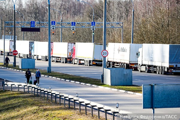 Польша запретила движение через свою границу грузовиков из России с 1 июня