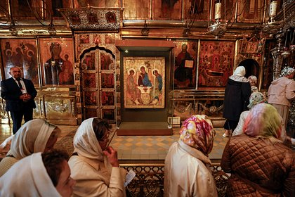 Икону «Троица» поместили в капсулу в центре храма Христа Спасителя