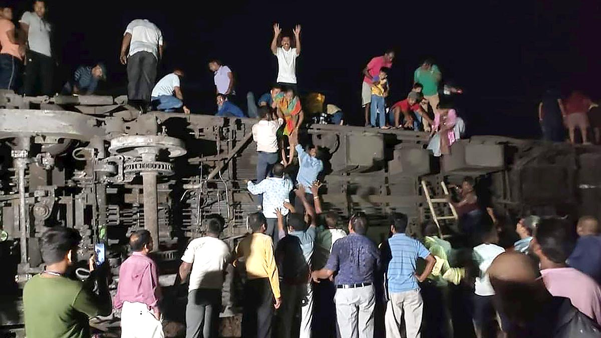 СМИ: число жертв крушения поездов в Индии достигло 288