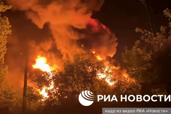 На нефтебазе в Макеевке после обстрела со стороны ВСУ произошел крупный пожар