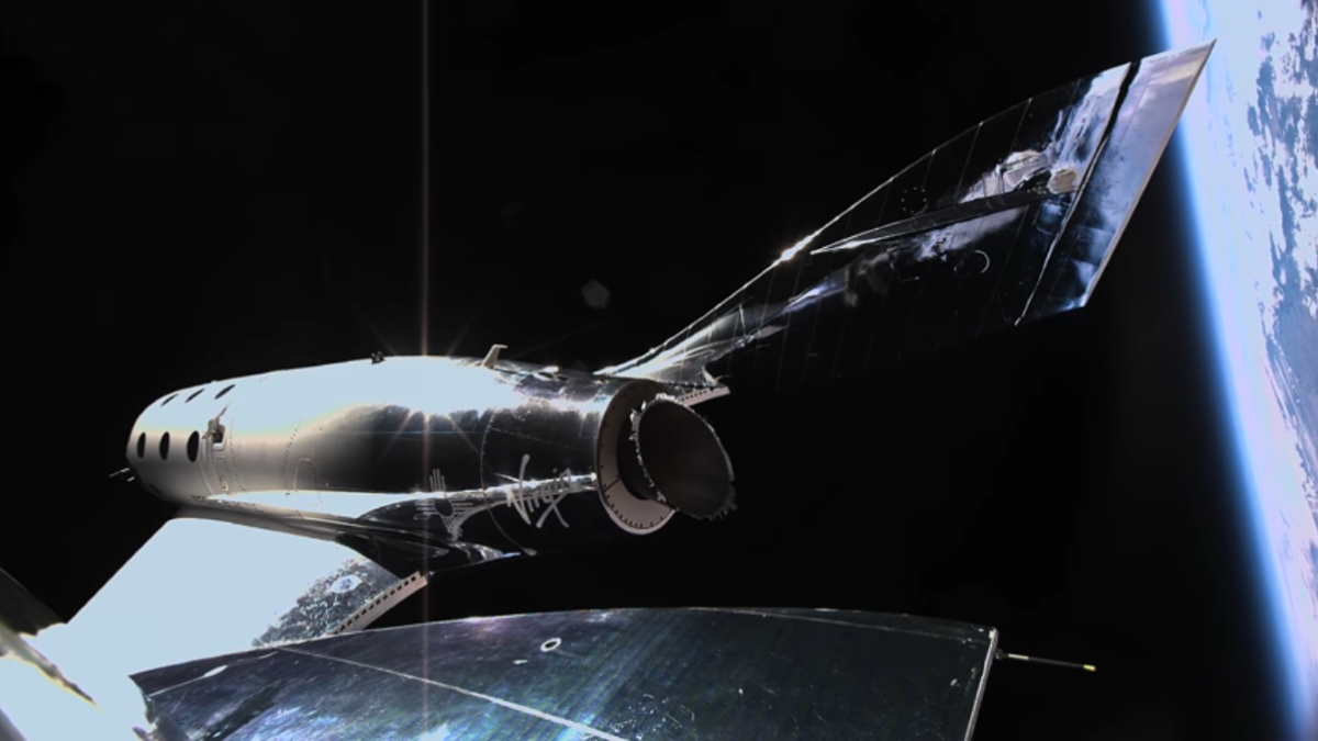 Virgin Galactic впервые отправила туристов к границе космоса