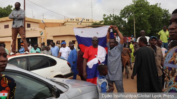 AFP: У французской военной базы в Нигере прошла многотысячная манифестация