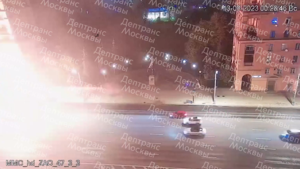 Водитель и пассажир загоревшейся после ДТП BMW погибли в машине в Москве