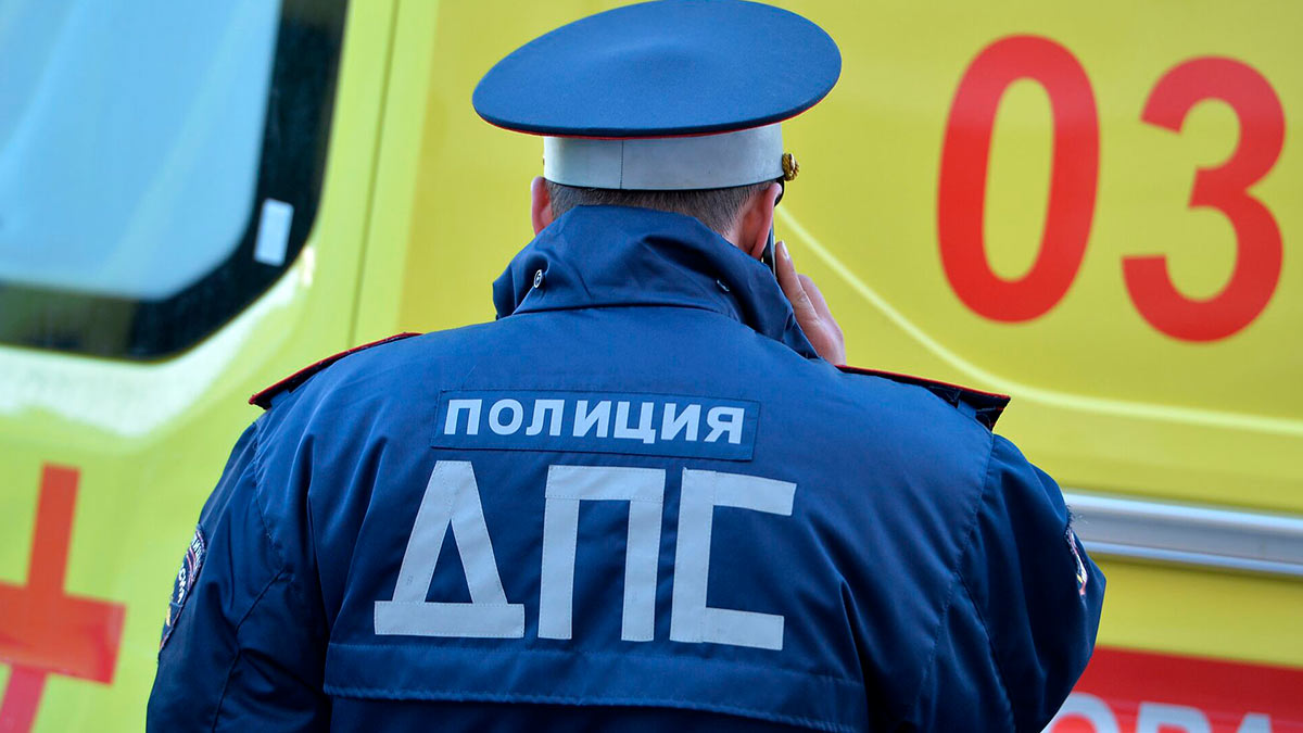В Москве 2 человека погибли в BMW M8, который врезался в столб