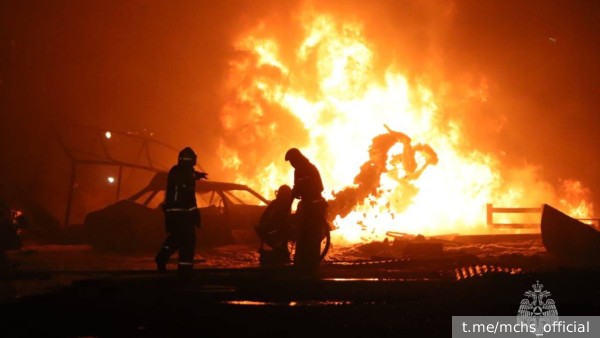 МЧС: Пожарные ликвидировали открытое горение на месте взрыва на АЗС в Махачкале