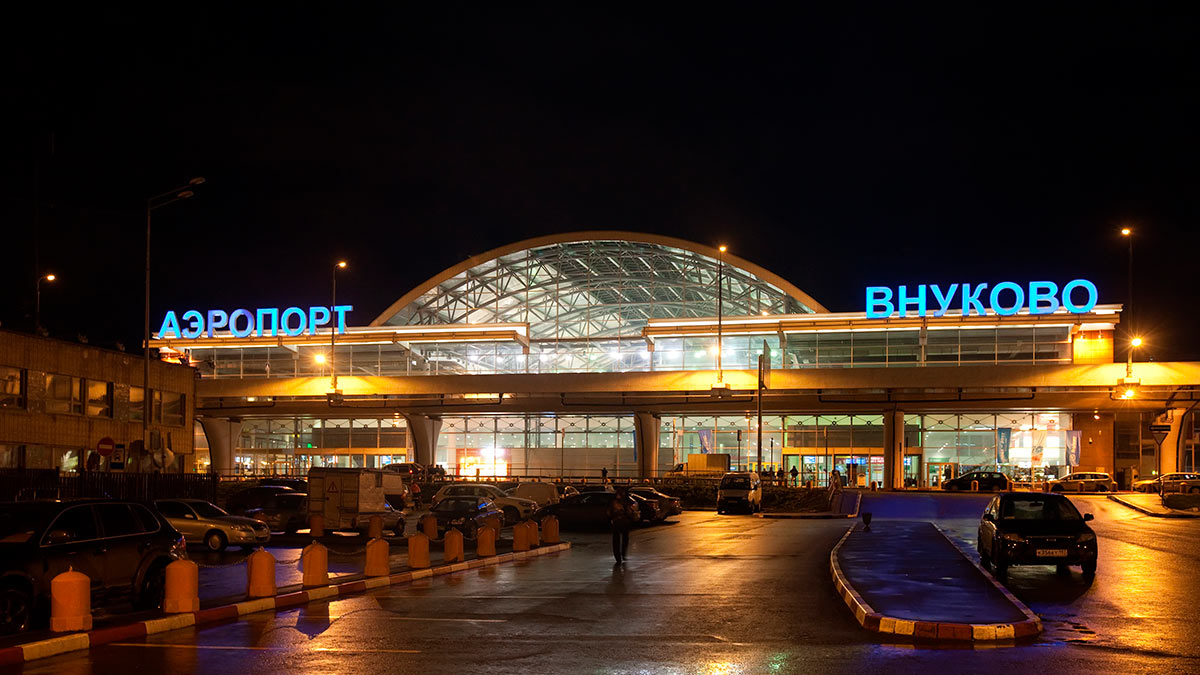 Все аэропорты Москвы ограничивали полеты в ночь на пятницу