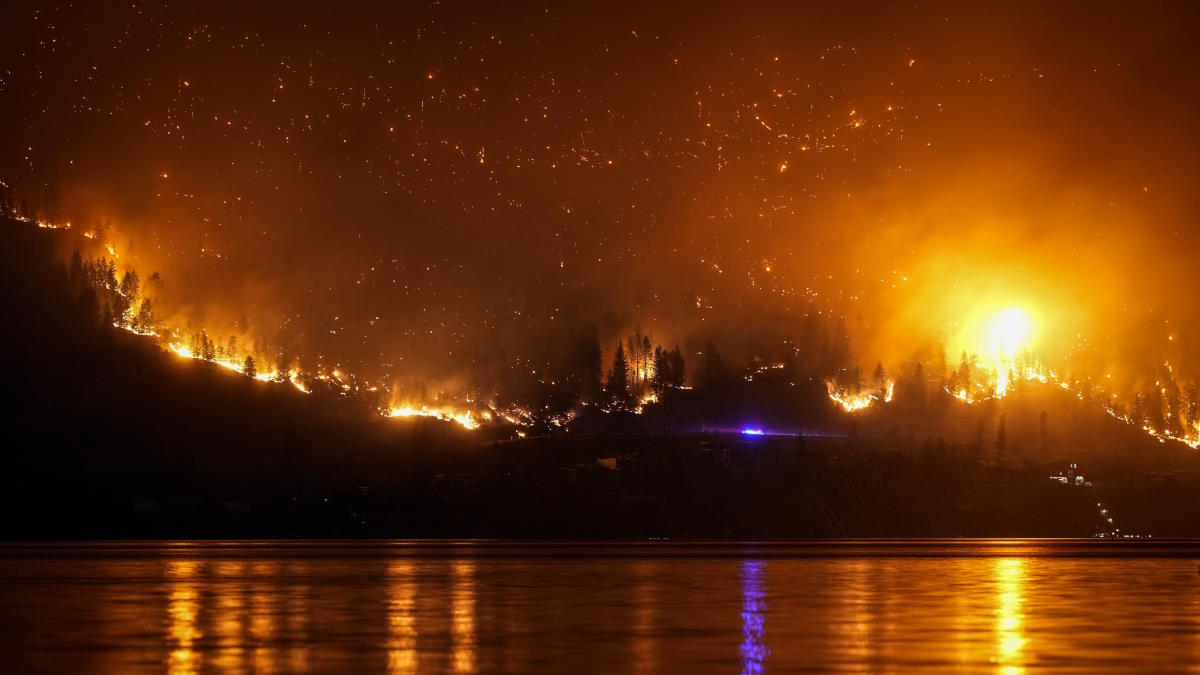 Целый город в Канаде эвакуируют из-за пожаров