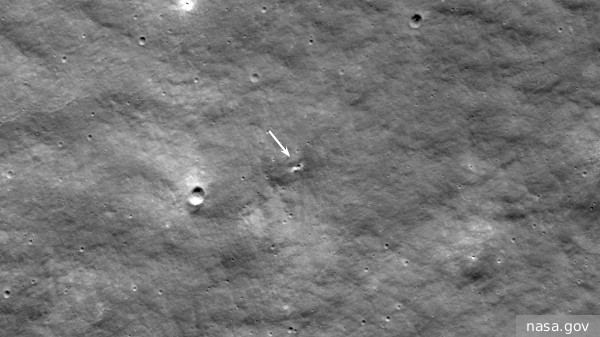 НАСА опубликовало фото кратера в месте вероятного падения станции «Луна-25»