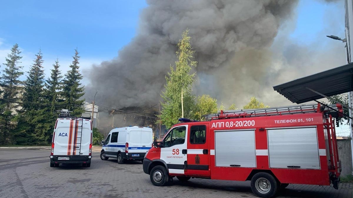 В Петербурге в производственном здании произошел крупный пожар