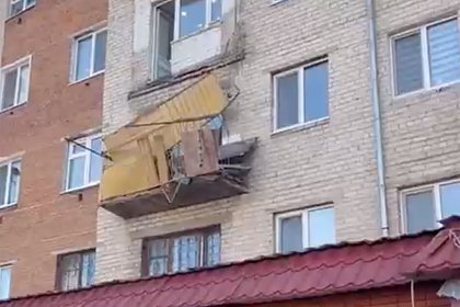 В российском городе обрушился балкон с находившимся на нем мужчиной