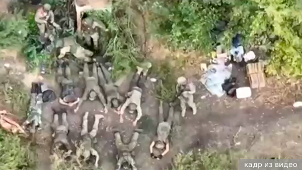 Опубликовано видео захвата 11 украинских военных четырьмя псковскими десантниками