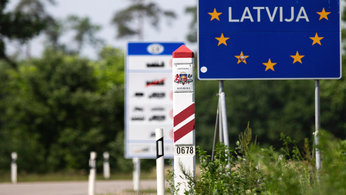 Власти Латвии с 12 сентября запретили въезд для автомобилей с регистрацией из РФ