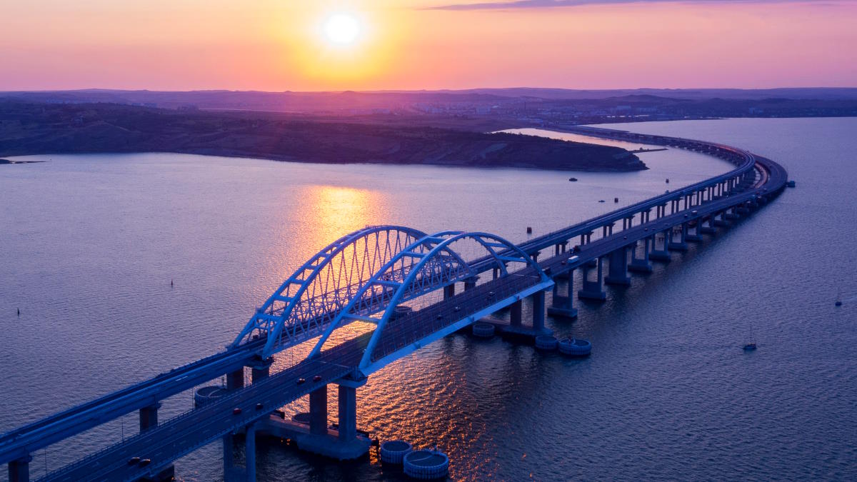 Движение по Крымскому мосту перекрывают вторую ночь подряд