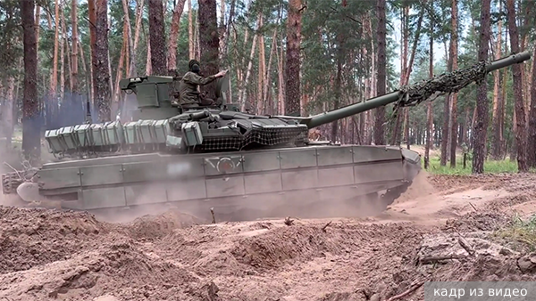 Минобороны России сообщило о нанесении танками Т-90М «Прорыв» ударов по опорникам ВСУ на Краснолиманском направлении