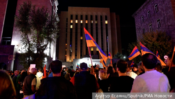 Полиция Еревана деблокировала здание посольства России