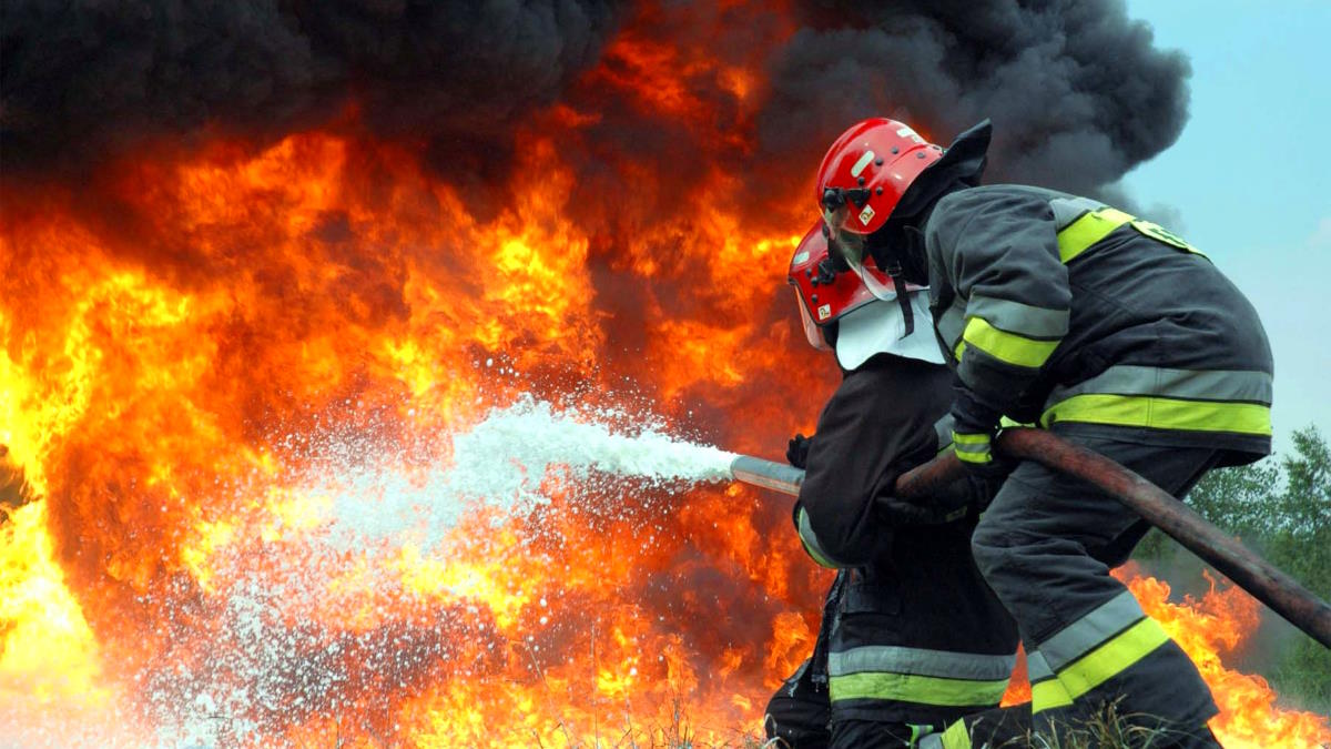 Пожар на заводе специализированных автомобилей в Москве локализован