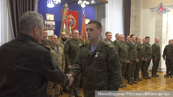 Шойгу в штабе Объединенной группировки войск вручил ордена и медали участникам СВО