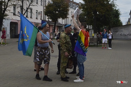 В российском городе десантники избили ЛГБТ-активиста за плакат про геев в ВДВ