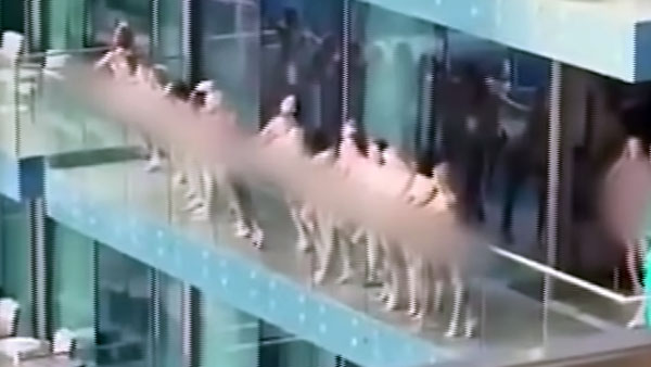 Снимавшиеся голыми в ОАЭ модели устроили фотосъемку перед депортацией