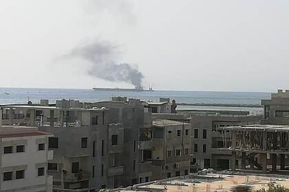 В сирийском порту после атаки беспилотника загорелся танкер