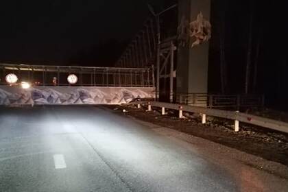 В российском городе пешеходный мост рухнул на проезжую часть