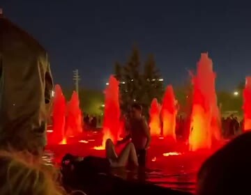 Москвичи изобразили половой акт в городском фонтане и попали на видео