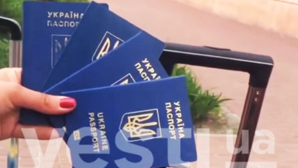 Жительница Харькова и ее дети выбросили украинские паспорта