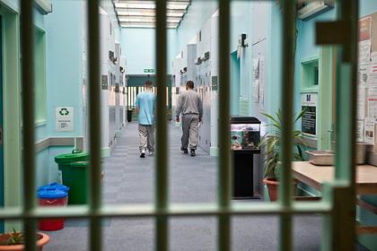 Тюремная медсестра завела роман с молодым заключенным и попала под суд