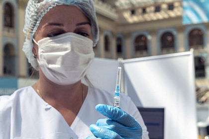 Российский врач раскрыл особенности повторной вакцинации от коронавируса