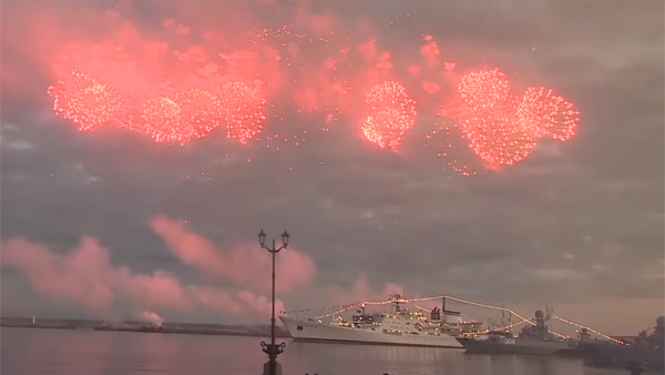 Праздничный салют в честь Дня ВМФ России состоялся в Петербурге
