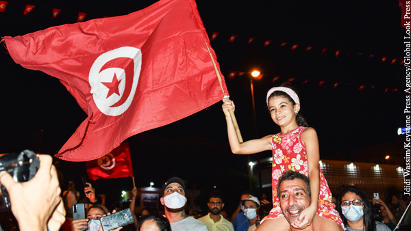 Уволенный премьер Туниса согласился передать полномочия преемнику